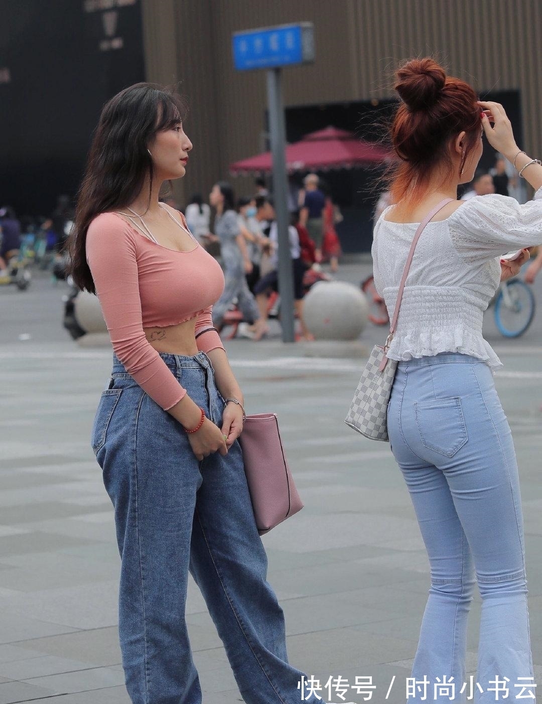 上衣|街头休闲风,粉色上衣配深色大码牛仔裤,发型更显沉稳大气