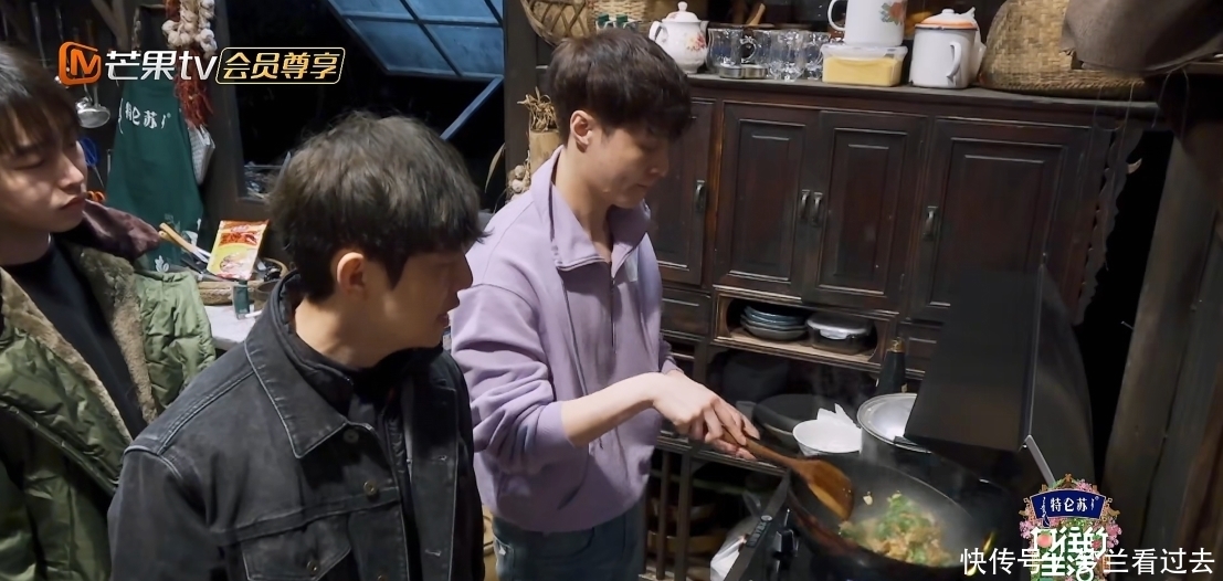 吃苦是作秀?《向往5》镜头扫到外卖盒饭,节目组对张艺兴太宠爱
