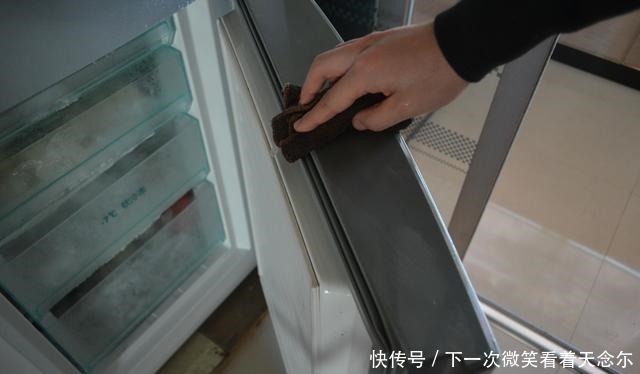 冰箱脏了不可用水擦，教你一个诀窍，冰箱污渍细菌全去除，真受用