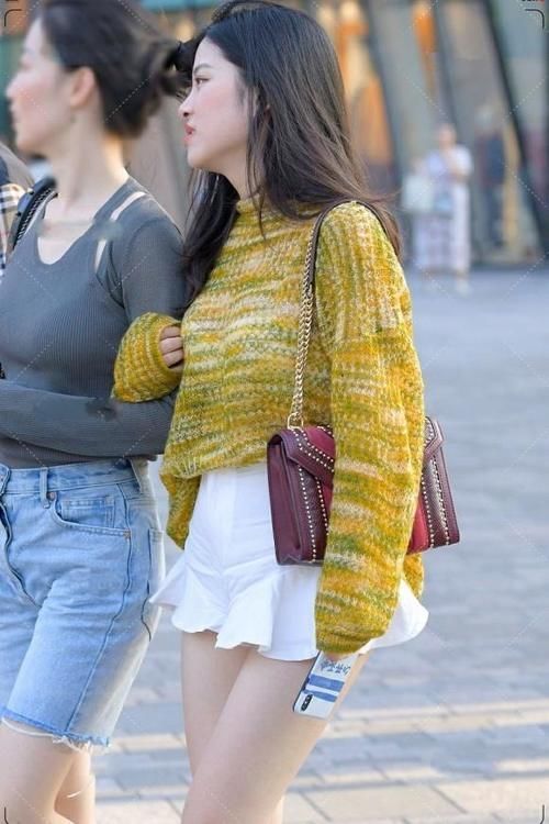 温婉的气质型女生,暖黄色的针织衫配短裤,美的娇俏又清新