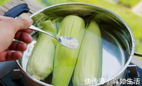 煮玉米，最忌直接冷水下锅煮！再加这两样，玉米清甜软糯吃不腻