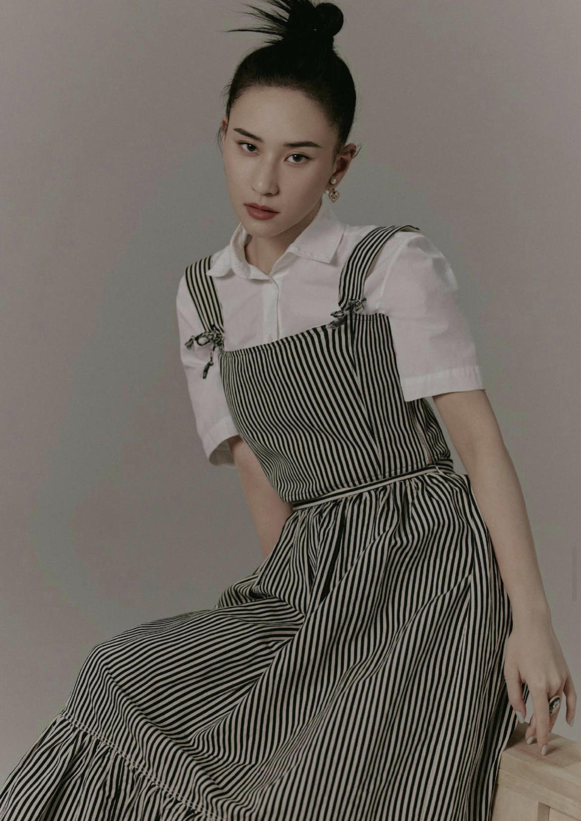 牛仔裤|何超莲才是名副其实的名媛,穿白色衬衫搭配高腰牛仔裤,高贵大气