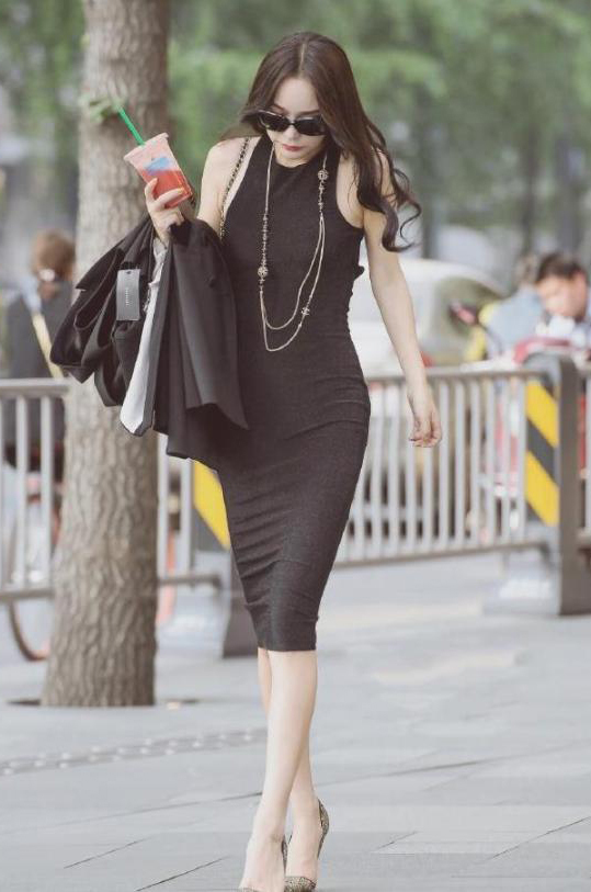 穿搭|左边的美女穿搭显清凉，白皙长腿很是吸睛，招人喜欢