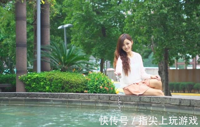 雪纺上衣 粉色超短裤搭配白色雪纺上衣,甜美感十足!