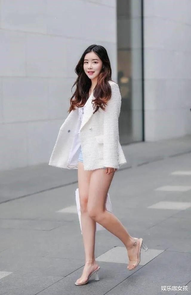 高跟鞋|街拍美女：牛仔短裤搭配高跟鞋，美女穿出大长腿的同时更加有气场