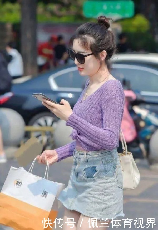 紫色针织上衣,腰间的纽结设计,个性时尚