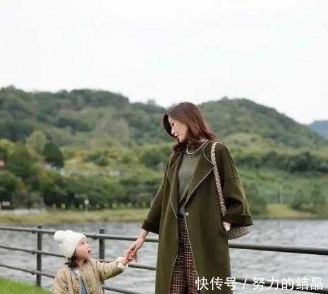 说实话,把大衣穿出高级感,尽量别搭这3种裤子,换个思路,洋气