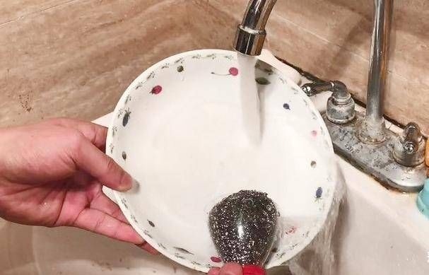 钢丝球塞到塑料瓶中,放到厨房里太实用了,轻松解决家家户户麻烦