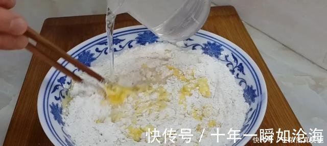 创意|1斤红豆,3勺面粉,擀一擀烙一烙,做出创意烧饼,比面包香甜好吃!