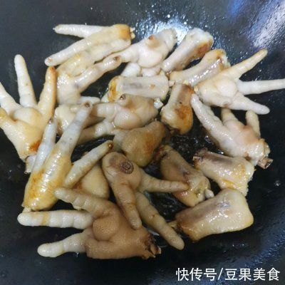 鲜美|#不容错过的鲜美滋味#红烧鸡爪加干豆腐结
