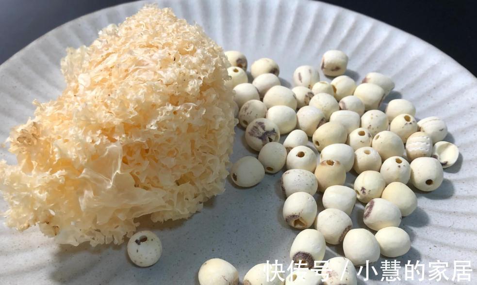 膠質|天涼了女性朋友記得吃銀耳和蓮子，學會這種吃法，整個秋冬都舒坦
