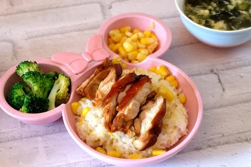  孩子放寒假，在家吃饭要求摆盘好看，妈妈端上桌，孩子全光盘