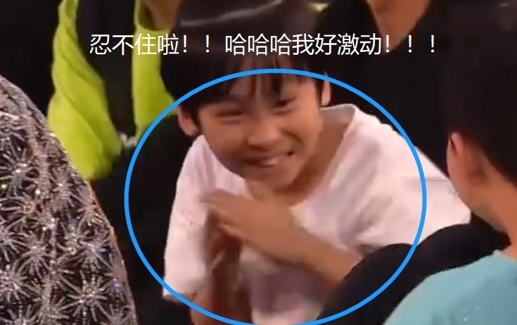 街舞总决赛花絮,王一博跟小朋友握手后,身后小男孩的表情太真实