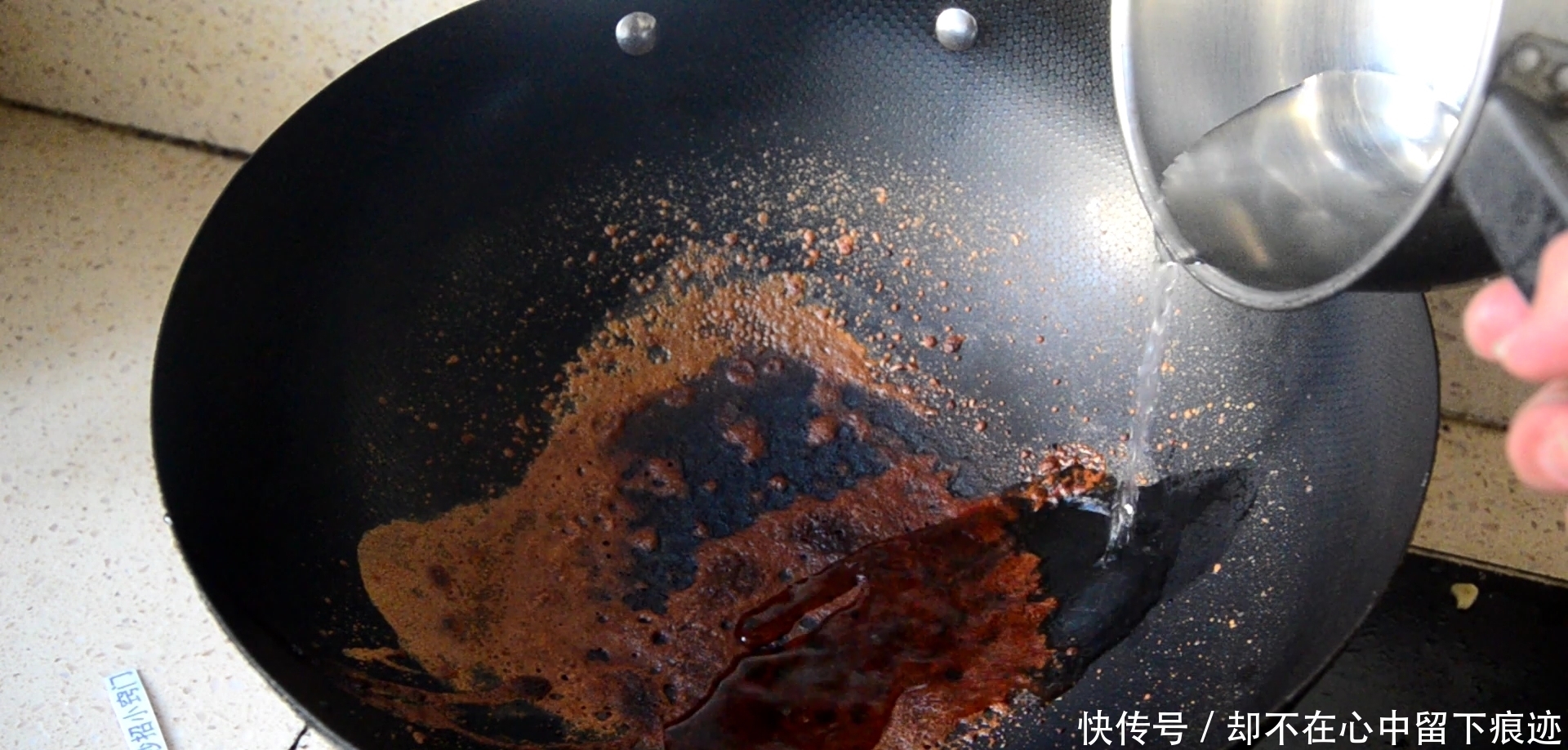  生锈的铁锅别扔了，学会1个小窍门，旧锅变新锅，好方法抓紧学