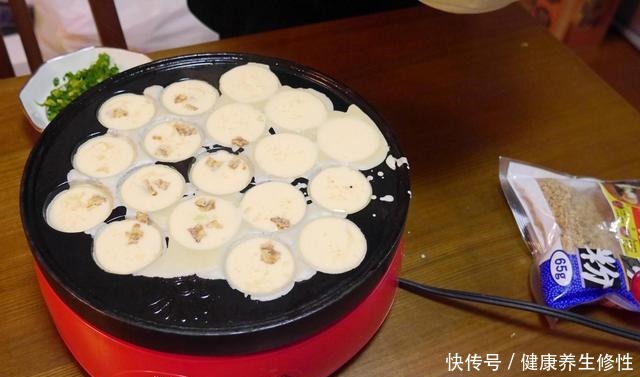 想吃章鱼烧不用出去买,教你在家做,口感丰富又弹牙,比买的还香