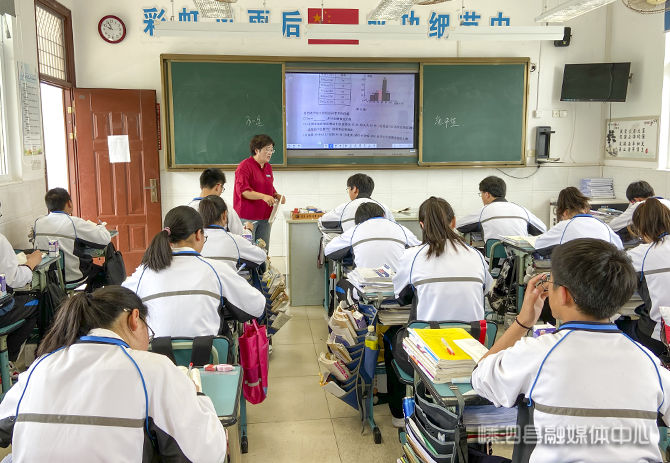 杨老师|杨小芳：身如石艾 全力托起海岛孩子的美好人生