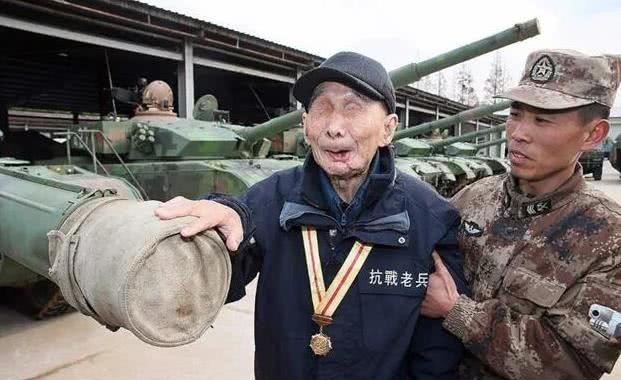 因一|老人隐姓埋名71年,因一“印章”暴露身份,部队立即出动6辆坦克迎接