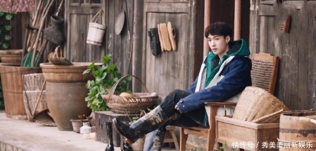 黄磊冲张艺兴丢“蚯蚓”,他下意识的反应太萌,不是29岁该有的