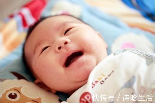 视力|“暖心宝宝”火了，刚出生就抬手要妈妈抱，网友：孟婆不卖汤了？