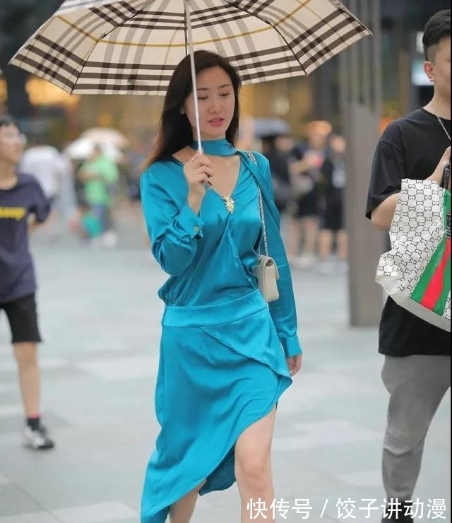 孔雀蓝 清新高贵的孔雀蓝连衣裙,穿出了优雅的气息,迷人的美