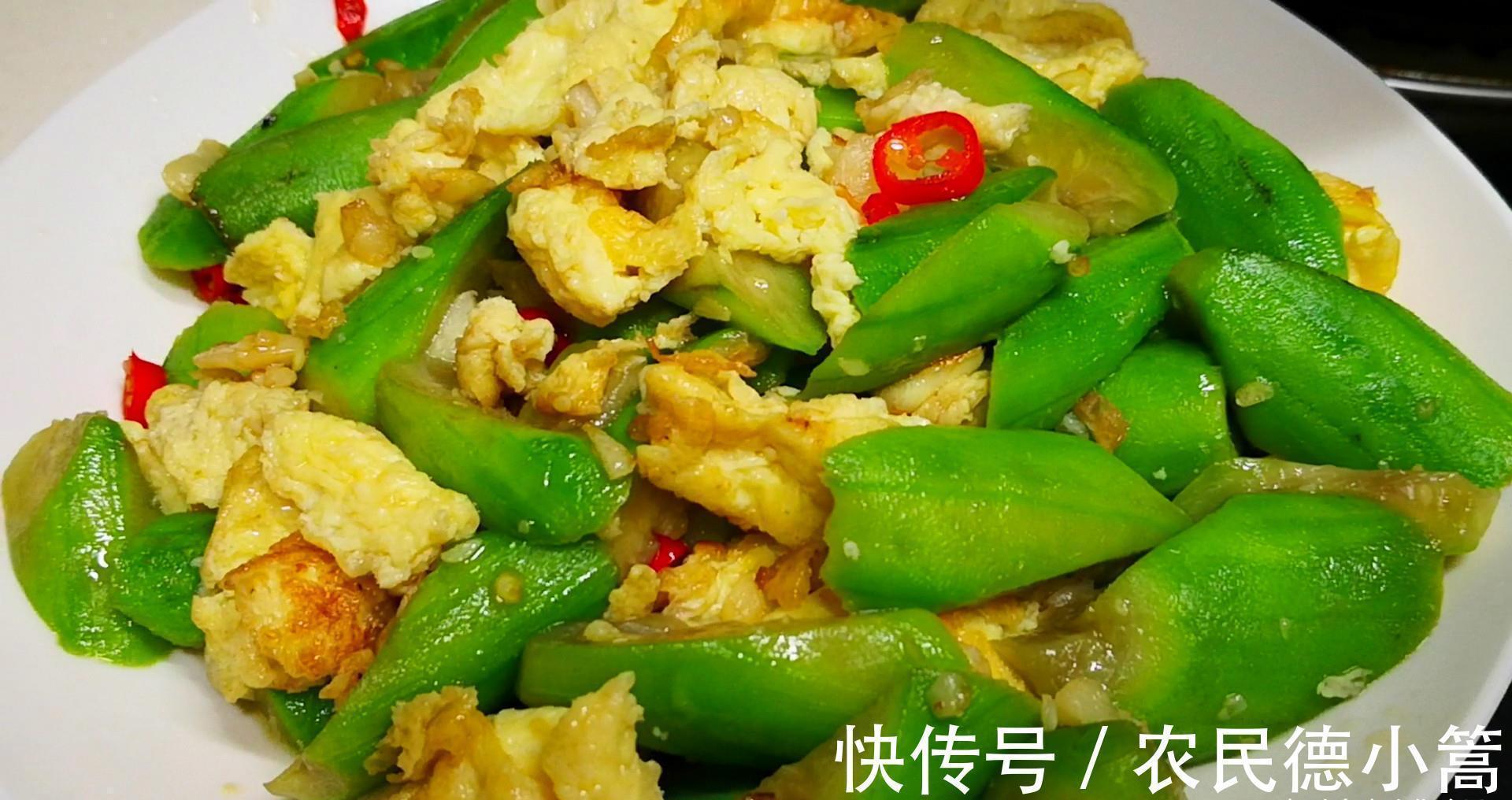 炒丝瓜时，最忌直接下锅炒，教你1招，丝瓜翠绿不发黑、还不出水