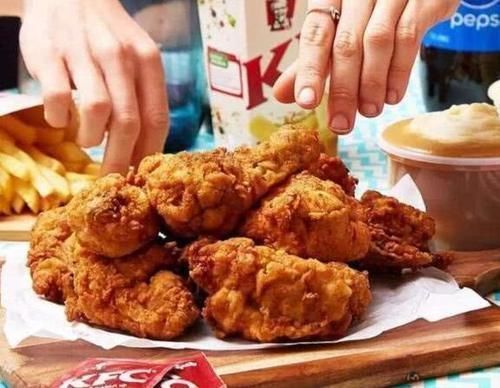 食品|肯德基每天卖剩下的炸鸡食品,店员会怎么处理说出来你别不信