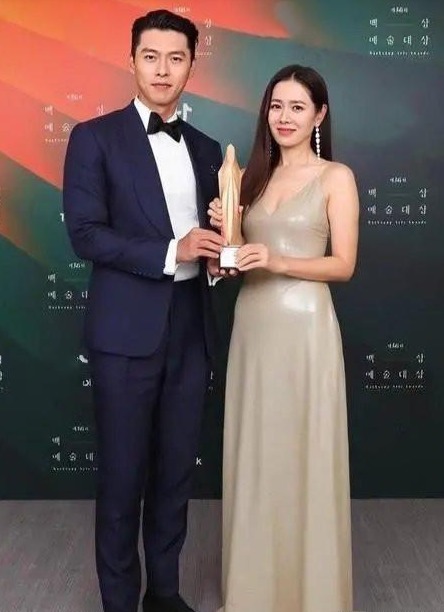 孙艺珍携男友玄彬出席活动,微胖身材更是迷人,难怪被称国民女神