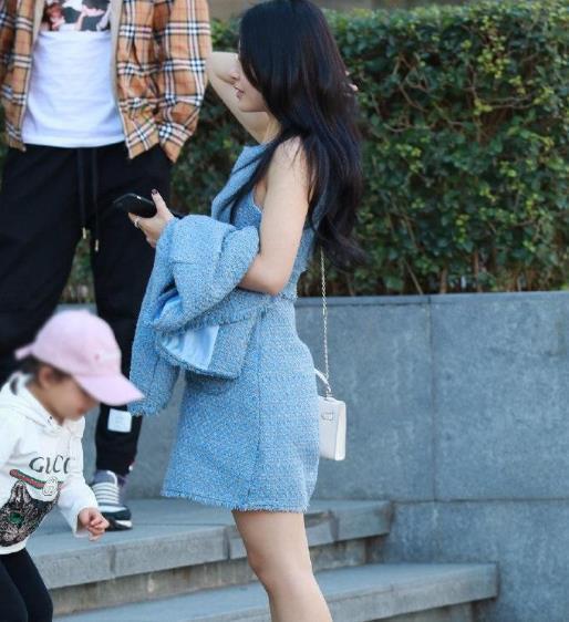 穿着|“晒娃还是晒肉?”辣妈分享亲子照被喷,网友质问对得起孩子吗