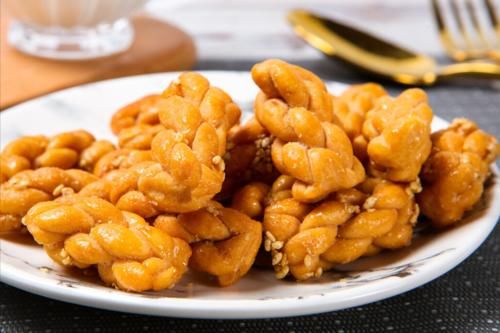 麻花|一碗面粉，两个鸡蛋，教你自制小麻花，吃一口嘎嘣脆，越嚼越香