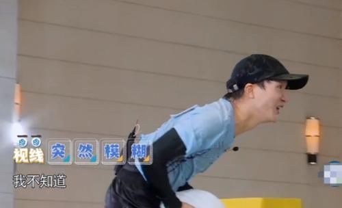 反应|周深急着找隐形眼镜,谁注意李晨的反应跑男老粉寒心了