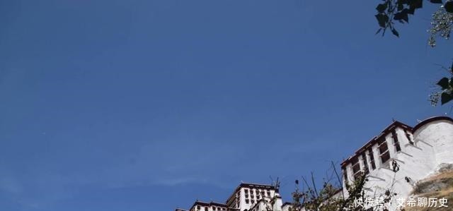 马布里山上著名的宫堡建筑群是藏族古建筑艺术精华