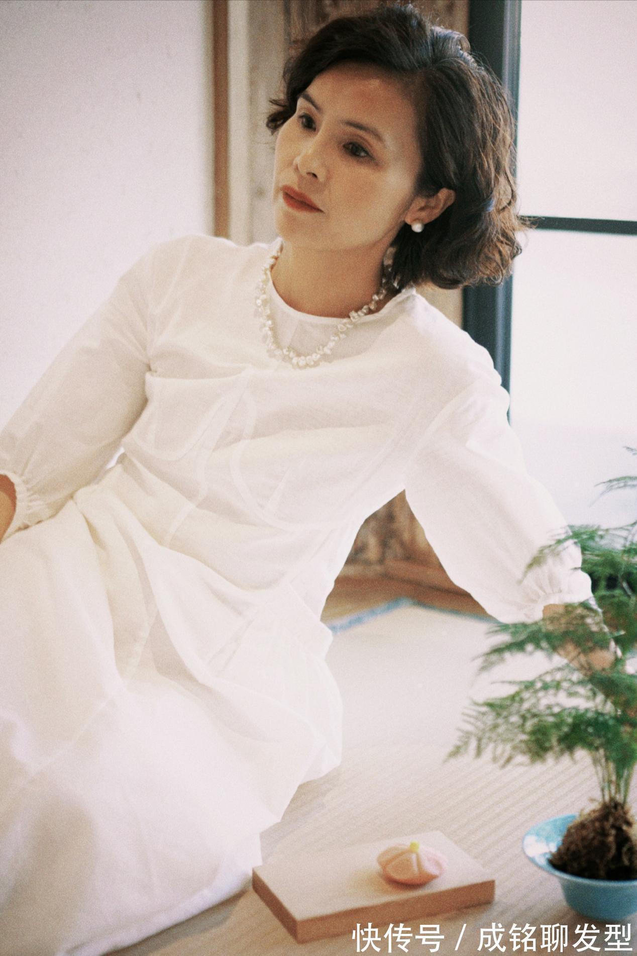 无袖|五十岁的女人千万别服老,学学这位姐姐的穿搭,时尚减龄气质出众