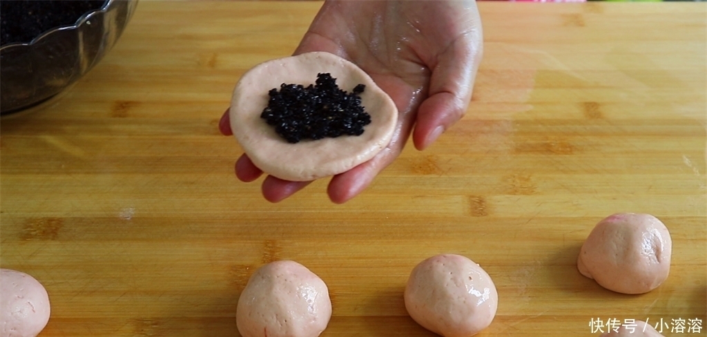 3个西红柿加1碗芝麻,教你简单又好吃的做法,出锅老公连吃5个