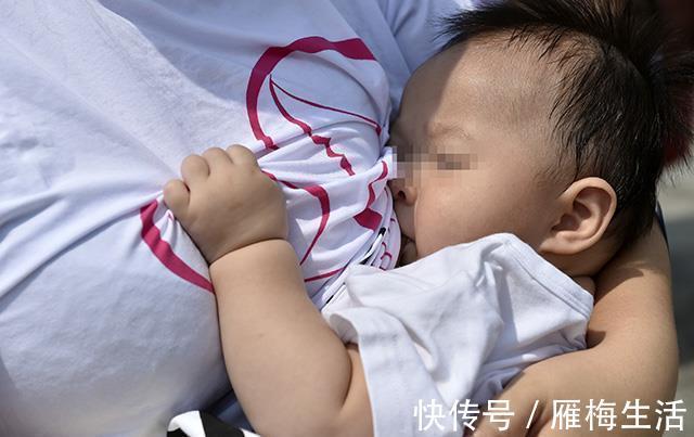 奶粉|宝宝吃母乳时三心二意,小动作还多?宝妈别生气,是他到了厌奶期