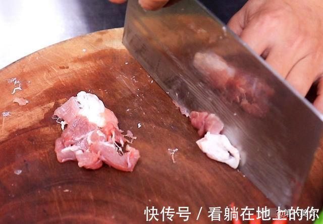 肉片|黄花菜炒肉最忌讳直接下锅炒,多做这两步,口感脆嫩劲道又不苦涩