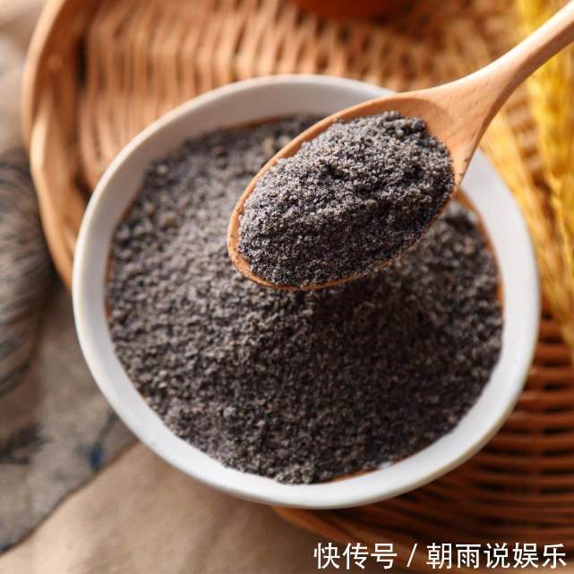 黑豆别煮粥!教你懒人做法,每天喝一杯,肚腩消失,皮肤红润