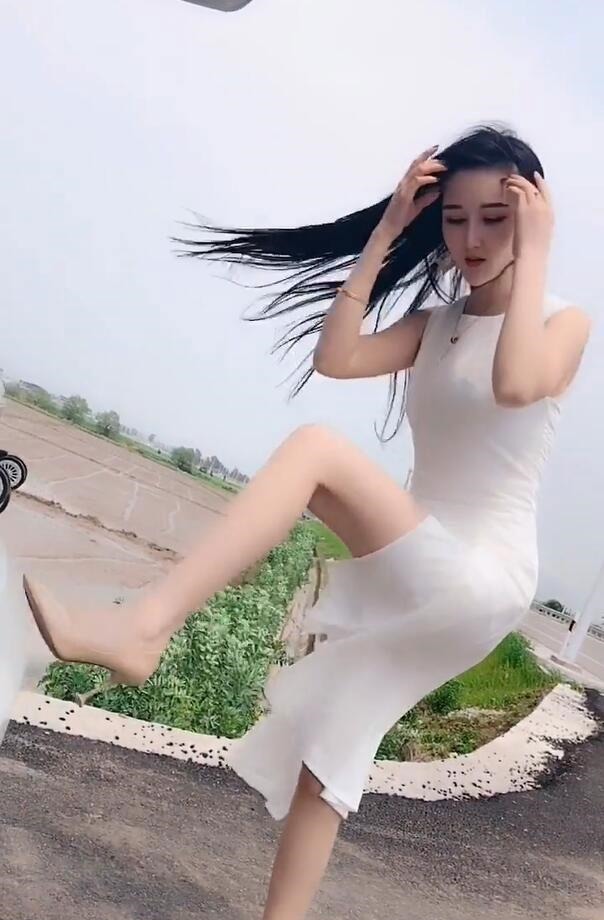 仙仙的白裙，能使女人变的清新、清纯！