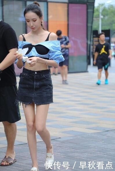 小姐姐太会穿了,个性抹胸,穿出了让人误解的气息感