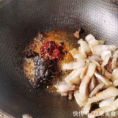 川味蒜苗回锅比卖的还好吃，简单易做味道棒