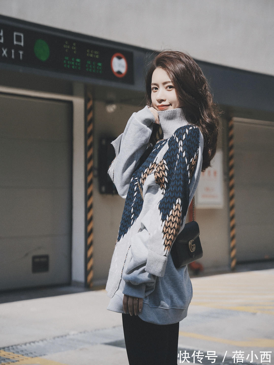 阔腿裤|今年流行“毛衣+裤子”,搭配小黑裤、牛仔裤、阔腿裤保暖又时髦