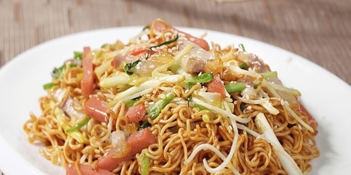 想吃炒面别再出去买，教你在家做，鲜香味美，好吃又劲道，特下饭