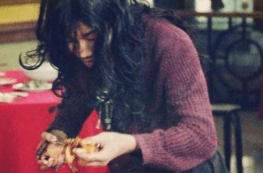 父母|吃饭靠喂,连路都不舍得让他走,被父母极度宠坏的杨锁,后来呢?