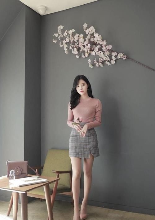 美女穿搭：粉色针织打底的青春减龄， 更苗条