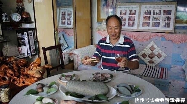 进山#退休老人进山觅奇石20年骑坏3辆摩托,发掘3件“镇斋之宝”