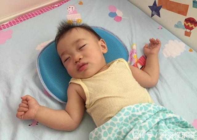 睡眠质量|宝宝多大时候才要用“枕头”很多父母用错,伤了孩子还不自知