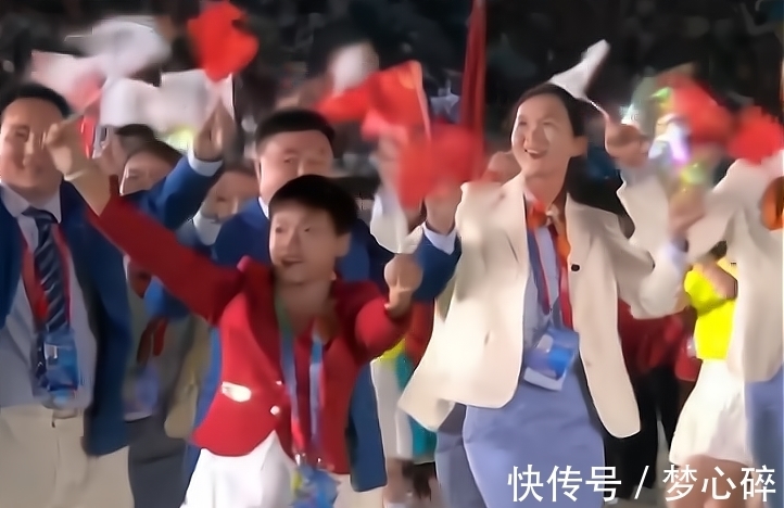 旗手|全红婵又火了！开幕式领衔C位+罕见穿裙+6秒特写镜头+主持人点名