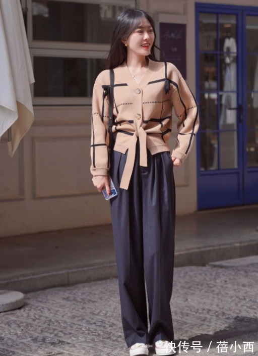 乐福鞋 终于明白“奶奶衫”为什么是2022最火单品,简约耐看还显瘦,超美