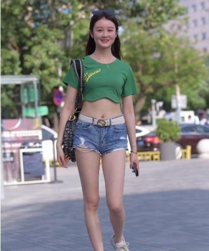 超短裤 短款的绿色T恤搭配牛仔超短裤，清纯可爱，一笑倾城