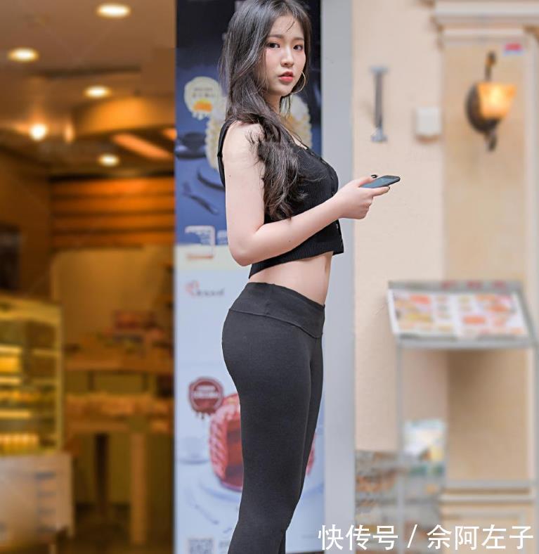 衬托出|街拍优雅迷人的紧身打底裤美女,衬托出女性优美的曲线