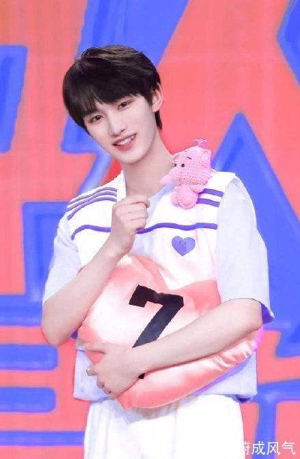 广电规定主持人持证上岗,刚加入《大本营》的丁程鑫又要退出了?